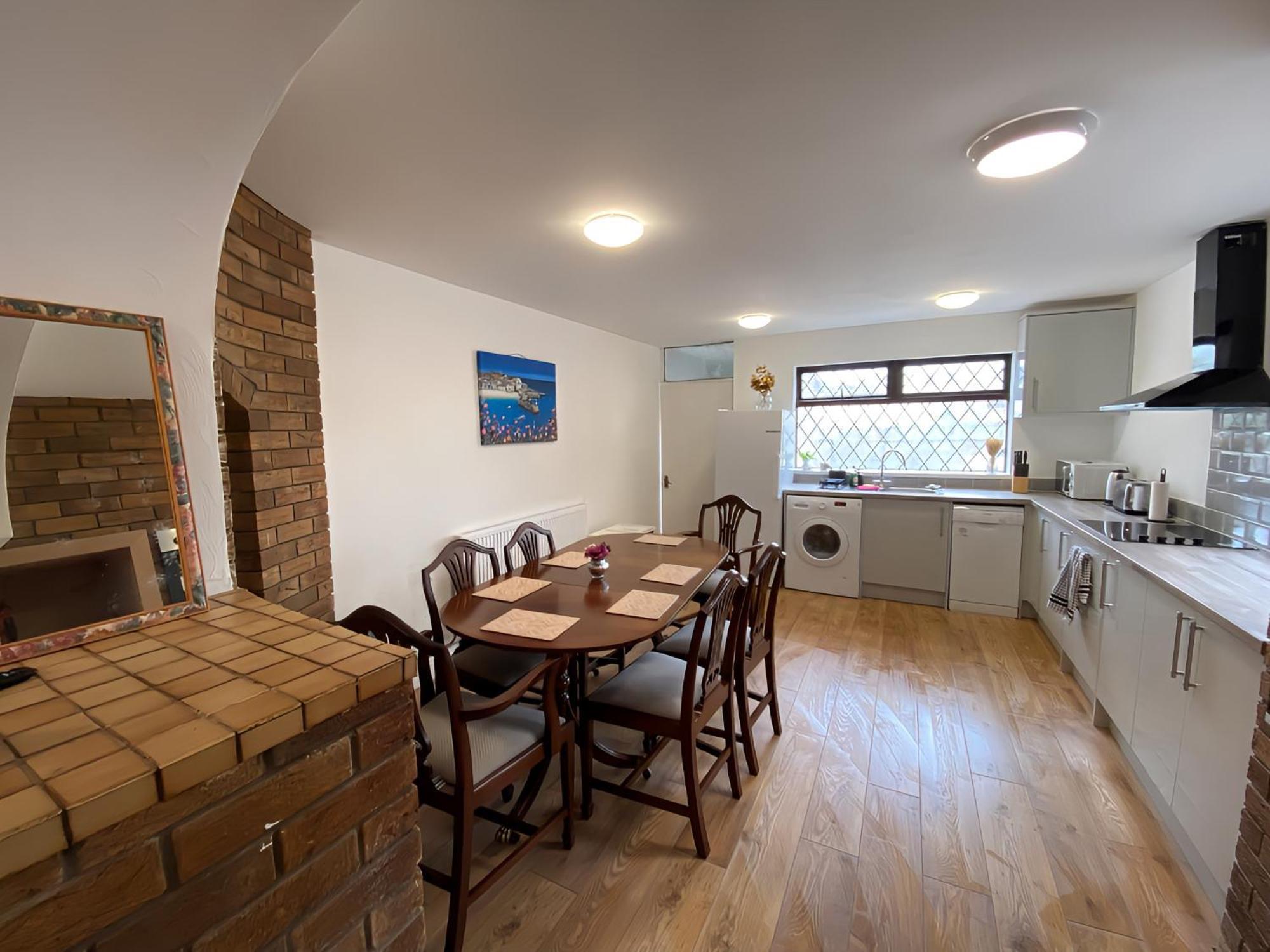 4-Bedroom Home - Perfect For Those Working In Bridgend - By Tailored Accommodation Экстерьер фото
