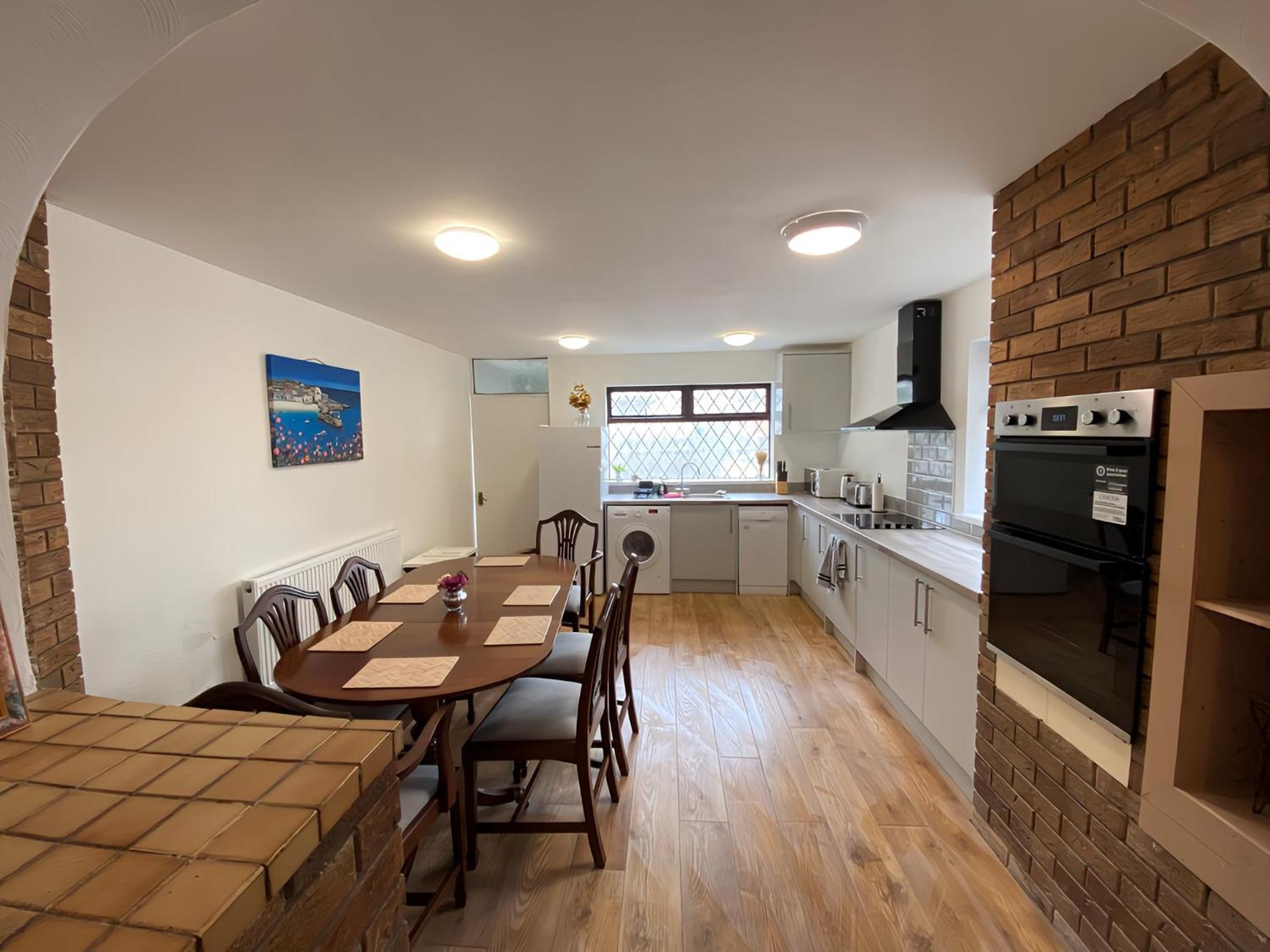 4-Bedroom Home - Perfect For Those Working In Bridgend - By Tailored Accommodation Экстерьер фото